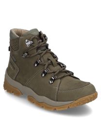 La bota está hecha de cuero verde oliva y cuenta con un robusto sistema de cordones. Tiene una suela de goma beige con perfil y un cuello acolchado para mayor comodidad.