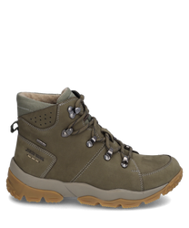 La bota está hecha de cuero verde oliva y cuenta con un robusto sistema de cordones. Tiene una suela de goma beige con perfil y un cuello acolchado para mayor comodidad.