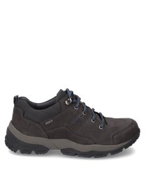 Una scarpa sportiva in pelle marrone scuro con lacci blu. La scarpa ha una suola robusta e aderente ed è adatta per attività all'aperto.