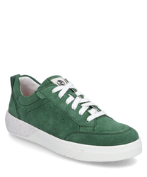 Baskets vertes avec lacets fabriquées en daim. La chaussure a une semelle blanche texturée qui offre un soutien supplémentaire.