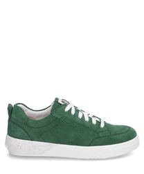 Baskets vertes avec lacets fabriquées en daim. La chaussure a une semelle blanche texturée qui offre un soutien supplémentaire.