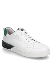 Baskets blanches avec lacets fabriquées en cuir lisse. La chaussure a un accent vert au niveau du talon et une semelle blanche avec un motif de tache noire.