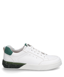 Baskets blanches avec lacets fabriquées en cuir lisse. La chaussure a un accent vert au niveau du talon et une semelle blanche avec un motif de tache noire.