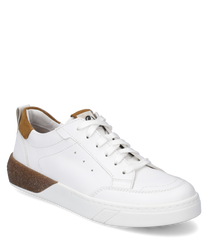 Witte sneaker met veters gemaakt van glad leer. De schoen heeft bruine accenten op de hiel en een witte zool die is voorzien van een bruine streep.