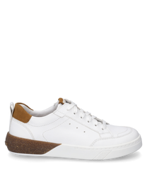 Witte sneaker met veters gemaakt van glad leer. De schoen heeft bruine accenten op de hiel en een witte zool die is voorzien van een bruine streep.