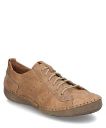 Der Halbschuh aus braunem Leder verfügt über eine Schnürung und zeigt feine Nahtdetails. Die flache Sohle und die dezente Markenprägung an der Seite verleihen dem Schuh einen eleganten und zugleich lässigen Look.