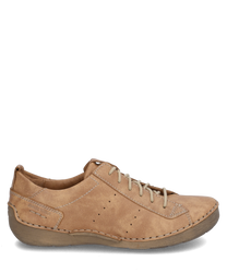 Der Halbschuh aus braunem Leder verfügt über eine Schnürung und zeigt feine Nahtdetails. Die flache Sohle und die dezente Markenprägung an der Seite verleihen dem Schuh einen eleganten und zugleich lässigen Look.