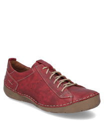 Chaussure rouge à lacets en cuir. La chaussure a une semelle claire et des coutures visibles qui lui donnent un aspect fait main.