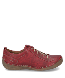Chaussure rouge à lacets en cuir. La chaussure a une semelle claire et des coutures visibles qui lui donnent un aspect fait main.