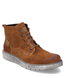 Die Stiefelette ist aus braunem Leder gefertigt und besitzt eine Schnürung. Sie zeichnet sich durch eine robuste graue Sohle und dezente Ziernähte aus.