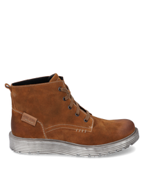 Die Stiefelette ist aus braunem Leder gefertigt und besitzt eine Schnürung. Sie zeichnet sich durch eine robuste graue Sohle und dezente Ziernähte aus.