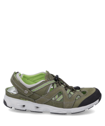 De sneaker is gemaakt van olijfgroen materiaal en heeft een vetersluiting. Hij heeft lichtgroene binnenbekleding en witte geprofileerde zolen voor optimale grip.