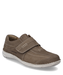 The brown leather shoe features a practical Velcro closure. The light sole and contrasting decorative stitching give it a modern look.