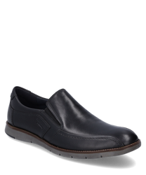 Elegante zapatilla negra de cuero con superficie lisa y goma lateral para un fácil acceso. La suela gris en contraste y los finos pespuntes le dan al zapato un aspecto moderno.