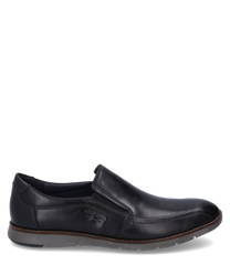 Elegante zapatilla negra de cuero con superficie lisa y goma lateral para un fácil acceso. La suela gris en contraste y los finos pespuntes le dan al zapato un aspecto moderno.