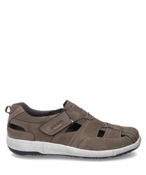 Sandale en cuir marron avec fermeture velcro. Le design se distingue par des découpes respirantes et une semelle robuste de couleur gris clair.