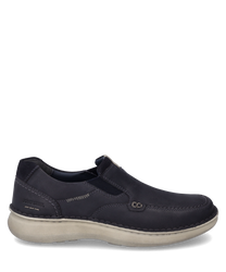 Der indigo-farbene Slipper besteht aus hochwertigem Material und hat einen praktischen Gummizugverschluss. Die Nahtdetails und die bequeme helle Sohle verleihen dem Schuh einen modernen Look.