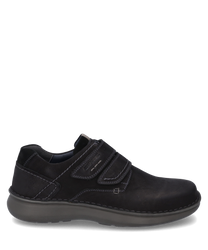The half shoe made of black leather features a practical Velcro closure for easy on and off. The contrasting stitching and the sturdy gray sole give it an elegant yet sporty appearance.