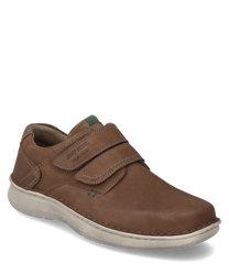 The brown leather shoe features a practical Velcro closure. The light sole provides a pleasant contrast while the fine stitching adds an elegant touch to the shoe.
