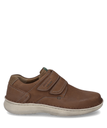 The brown leather shoe features a practical Velcro closure. The light sole provides a pleasant contrast while the fine stitching adds an elegant touch to the shoe.