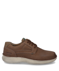 The half shoe in tobacco combination color is made of high-quality leather and features a classic lacing. The light sole and fine decorative seams give the shoe an elegant and modern look.