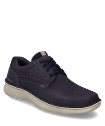La scarpa è realizzata in pelle blu indigo e presenta una chiusura con lacci. La suola è di un tono chiaro a contrasto il che conferisce alla scarpa un aspetto moderno.