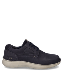 La scarpa è realizzata in pelle blu indigo e presenta una chiusura con lacci. La suola è di un tono chiaro a contrasto il che conferisce alla scarpa un aspetto moderno.