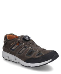 Bruine sneaker met veters gemaakt van robuust leer. Bijzondere kenmerken zijn de open zijkanten en de witte zool met ventilatiegaten voor optimaal draagcomfort.