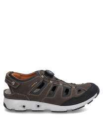 Bruine sneaker met veters gemaakt van robuust leer. Bijzondere kenmerken zijn de open zijkanten en de witte zool met ventilatiegaten voor optimaal draagcomfort.