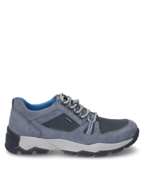 Scarpa grigia con lacci in pelle e materiale tessile. La scarpa ha accenti blu una suola in gomma robusta e cuciture marcate per uno stile aggiuntivo.