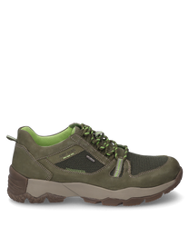 Una scarpa sportiva a metà altezza con lacci in verde oliva e marrone. La scarpa è realizzata con un mix di pelle e mesh con accenti verdi evidenti e una suola resistente.