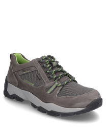 Scarpa grigia con lacci realizzata in suede e mesh. La scarpa ha accenti verdi e una robusta suola nera ideale per un look sportivo.