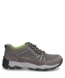 Scarpa grigia con lacci realizzata in suede e mesh. La scarpa ha accenti verdi e una robusta suola nera ideale per un look sportivo.