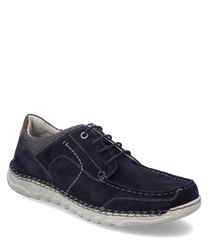 Donkerblauwe halfhoge schoen van suede met een lichte zool en contrasterende stiksels. De schoen heeft veters en heeft een comfortabele schacht met grijze details.