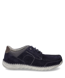 Donkerblauwe halfhoge schoen van suede met een lichte zool en contrasterende stiksels. De schoen heeft veters en heeft een comfortabele schacht met grijze details.