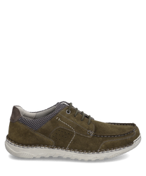 De halfhoge schoen van olijfgroen suède heeft een vetersluiting en contrasterende witte stiksels. De schoen heeft een robuuste witte rubberen zool en een gevoerd hielstuk voor extra comfort.