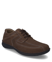 Der braune Halbschuh aus Leder zeigt eine klassische Schnürung und kontrastierende weiße Nähte. Der Schuh bietet einen komfortablen Schnitt und eine robuste Sohle ideal für den täglichen Gebrauch.