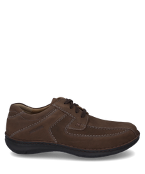 Der braune Halbschuh aus Leder zeigt eine klassische Schnürung und kontrastierende weiße Nähte. Der Schuh bietet einen komfortablen Schnitt und eine robuste Sohle ideal für den täglichen Gebrauch.