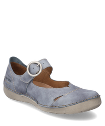 La sandale est fabriquée en cuir bleu et dispose d'une fermeture à boucle. Elle a une semelle confortable et des détails de surpiqûre discrets qui soulignent le look élégant.