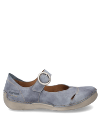 La sandale est fabriquée en cuir bleu et dispose d'une fermeture à boucle. Elle a une semelle confortable et des détails de surpiqûre discrets qui soulignent le look élégant.