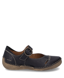Sandalia de cuero azul oscuro con un cierre de hebilla de metal redonda. El zapato tiene costuras decorativas blancas y una suela beige que proporciona un soporte cómodo.