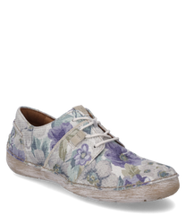 El zapato de media suela presenta un diseño floral en suaves tonos de lavanda y verde. Está hecho de un tejido texturizado con cordones lo que le da un aspecto casual y elegante.
