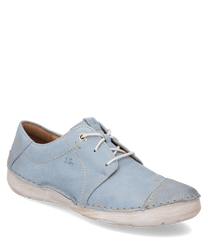 La chaussure basse en bleu ciel a un laçage et est fabriquée en cuir de haute qualité. Les caractéristiques particulières sont la couture contrastante claire et le logo discret embossé sur le côté.