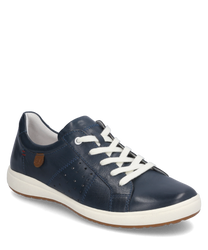 Der Sneaker in der Farbe Ocean ist aus glattem Leder gefertigt und verfügt über eine weiße Schnürung. Auffällig sind die dezenten Ziernähte und das kleine braune Logo-Emblem an der Seite.