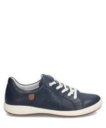 Der Sneaker in der Farbe Ocean ist aus glattem Leder gefertigt und verfügt über eine weiße Schnürung. Auffällig sind die dezenten Ziernähte und das kleine braune Logo-Emblem an der Seite.