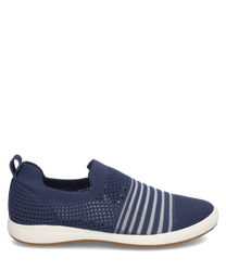 Der Sneaker ist aus atmungsaktivem dunkelblauem Mesh-Material gefertigt und besitzt einen Gummizug als Verschluss. Weiße Streifen zieren die Oberseite während die Sohle in einem kontrastierenden Weiß gehalten ist.