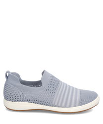 Der Sneaker ist aus hellgrauem atmungsaktivem Strickmaterial gefertigt und hat einen elastischen Gummizugverschluss. Die Sohle ist weiß mit einer leichten Profilierung für besseren Halt.