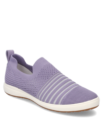 Der Sneaker ist aus atmungsaktivem lilafarbenem Mesh-Material gefertigt und besitzt einen Gummizug als Verschluss. Das Design zeichnet sich durch horizontale Streifen und eine weiße Gummisohle aus die für Komfort und Stil sorgt.