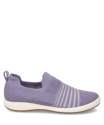 Der Sneaker ist aus atmungsaktivem lilafarbenem Mesh-Material gefertigt und besitzt einen Gummizug als Verschluss. Das Design zeichnet sich durch horizontale Streifen und eine weiße Gummisohle aus die für Komfort und Stil sorgt.