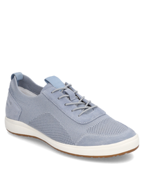 Der Sneaker in hellblauer Farbe verfügt über eine Schnürung und besteht aus einem atmungsaktiven Mesh-Material mit Wildleder-Details. Die weiße Sohle bietet Kontrast und sorgt für Komfort und Stil.